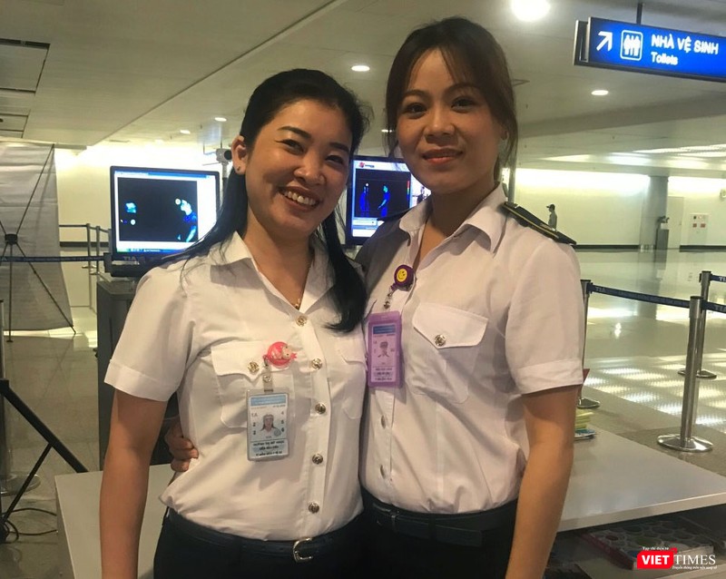 Nhân viên TTKDYTQT tranh thủ thời gian vắng hành khách chụp ảnh cùng nhau (ảnh được chụp trước khi dịch bùng phát). Ảnh: H.U Nhân viên TTKDYTQT tranh thủ thời gian vắng hành khách chụp ảnh cùng nhau (ảnh được chụp trước khi dịch bùng phát). Ảnh: H.U