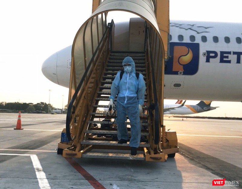 Nhân viên nam ở TTKDYTQT phun sát khuẩn máy bay. Ảnh: H.U Nhân viên nam ở TTKDYTQT phun sát khuẩn máy bay. Ảnh: H.U