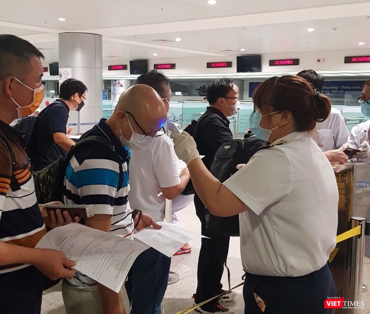 Kiểm tra y tế tại sân bay Tân Sơn Nhất. Ảnh: C.U Kiểm tra y tế tại sân bay Tân Sơn Nhất. Ảnh: C.U