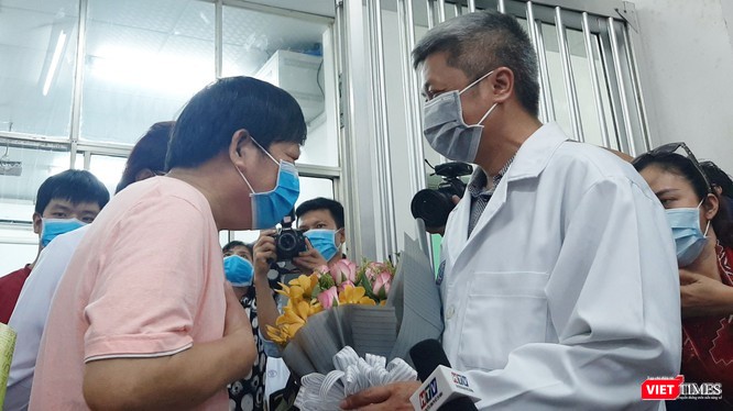 Bệnh nhân Li Ding, 66 tuổi, người Trung Quốc (áo hồng, bên trái) cúi đầu cảm ơn y, bác sĩ BV Chợ Rẫy cũng như các bác sĩ ở Việt Nam vào ngày xuất viện 12/2. Ảnh: Nguyễn Trăm