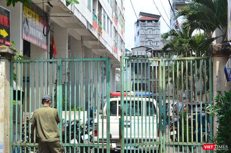 Đến trưa cùng ngày, lực lượng an ninh đóng cổng chung cư Hòa Bình, đảm bảo nghiêm ngặt an ninh khu vực này. Ảnh: Nguyễn Trăm