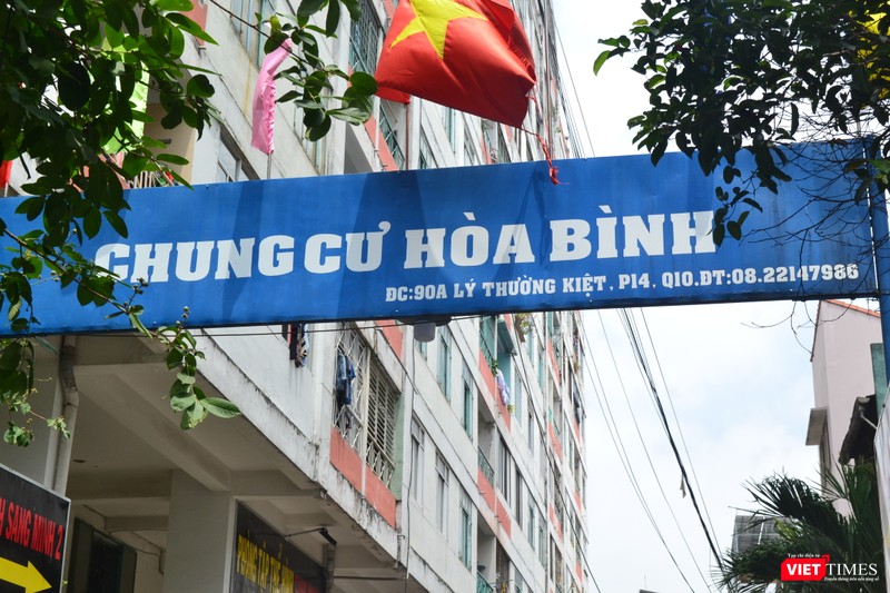 Chung cư Hòa Bình, nơi bệnh nhân số 48 sinh sống hiện đang được phong tỏa. Ảnh: Nguyễn Trăm