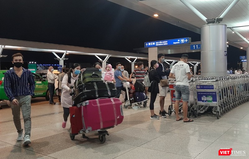 Hành khách tại sân bay quốc tế Tân Sơn Nhất. Ảnh: Nguyễn Trăm