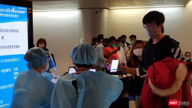 Khai báo y tế điện tử tại sân bay Tân Sơn Nhất. Ảnh: H.T Khai báo y tế điện tử tại sân bay Tân Sơn Nhất. Ảnh: H.T