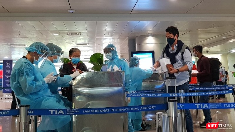 Cách ly 1 chung cư ở phường Thảo Điền, quận 2 vì có bệnh nhân dương tính với COVID-19 ảnh 4 Sân bay Tân Sơn Nhất không ùn ứ trong ngày đầu lấy mẫu xét nghiệm COVID-19