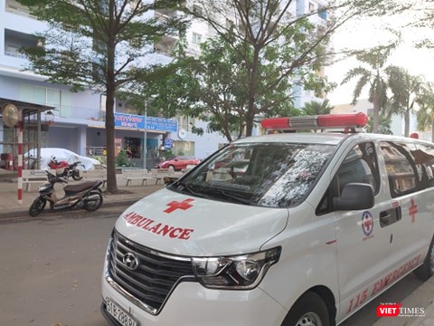 Xe cứu thương được trang bị sẵn sàng tại một khu chung cư trên địa bàn TP.HCM. Ảnh: Hòa Bình Xe cứu thương được trang bị sẵn sàng tại một khu chung cư trên địa bàn TP.HCM. Ảnh: Hòa Bình
