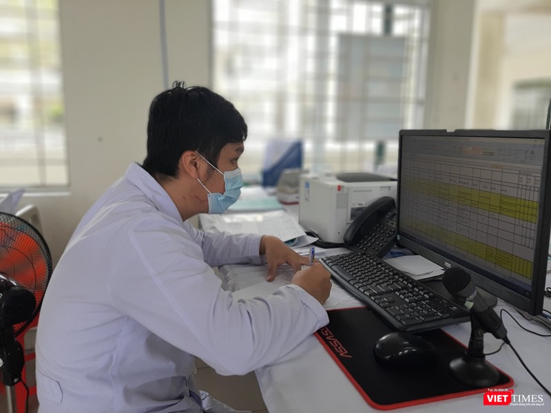 Bác sĩ kiểm tra danh sách bệnh nhân và tình hình sức khỏe bệnh nhân mỗi ngày. Ảnh: N.T Bác sĩ kiểm tra danh sách bệnh nhân và tình hình sức khỏe bệnh nhân mỗi ngày. Ảnh: N.T