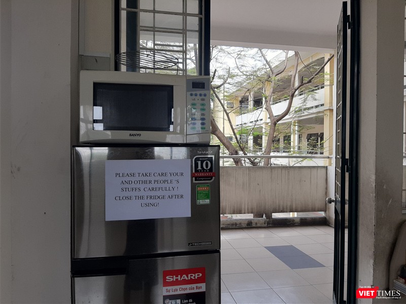Khu cách ly quận 2 trang bị tủ lạnh và lò vi sóng, đáp ứng tốt nhất nhu cầu của người cách ly. Ảnh: N.T Khu cách ly quận 2 trang bị tủ lạnh và lò vi sóng, đáp ứng tốt nhất nhu cầu của người cách ly. Ảnh: N.T