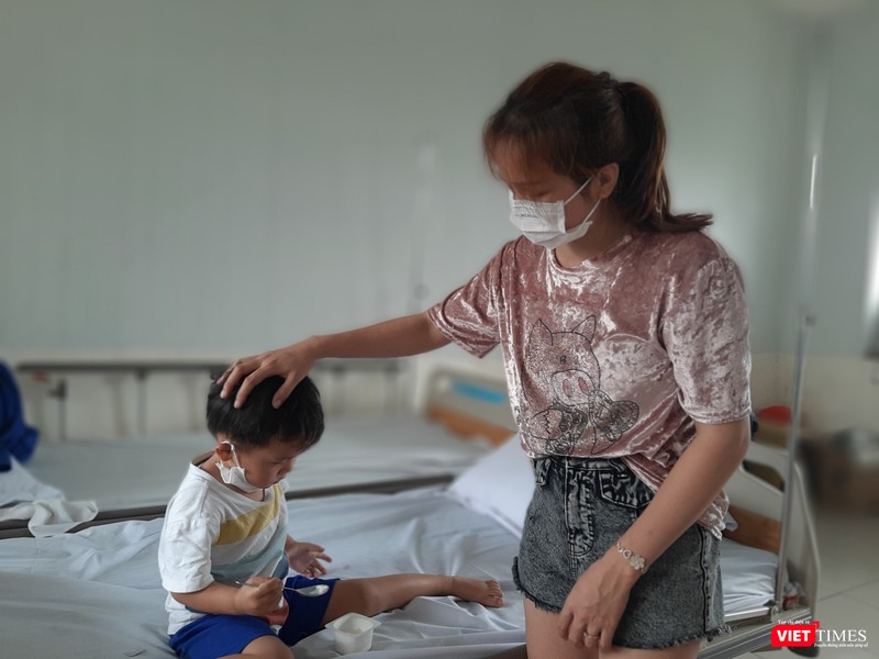 Hai mẹ con chị N.B trong thời gian ở Khu cách ly tập trung quận 2. Ảnh: N.T Hai mẹ con chị N.B trong thời gian ở Khu cách ly tập trung quận 2. Ảnh: N.T