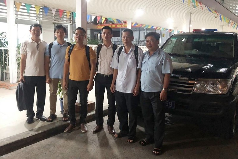 Giám đốc BV Chợ Rẫy - Thầy thuốc Nguyễn Tri Thức cùng các bác sĩ lên đường đến Tây Ninh thực hiện nhiệm vụ phòng, chống COVID-19 ngay trong đêm. Ảnh: BVCR Giám đốc BV Chợ Rẫy - Thầy thuốc Nguyễn Tri Thức cùng các bác sĩ lên đường đến Tây Ninh thực hiện nhiệm vụ phòng, chống COVID-19 ngay trong đêm. Ảnh: BVCR