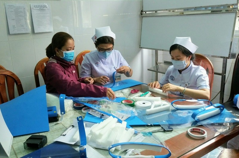 Nhân viên y tế BV Chợ Rẫy làm tấm chắn giọt bắn. Ảnh: BVCC