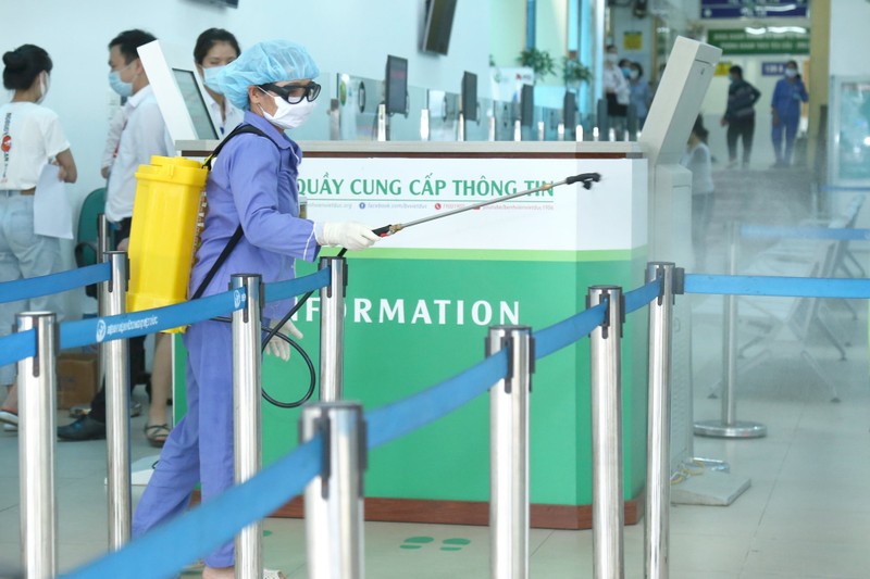 Khử khuẩn tại BV Hữu nghị Việt Đức (ảnh: Nguyễn Hương)