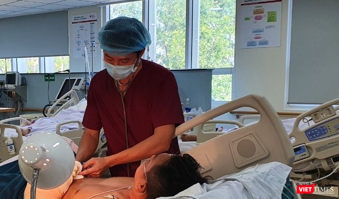 Bác sĩ đang chăm sóc sức khỏe cho bệnh nhân hậu phẫu. Ảnh: BVCC