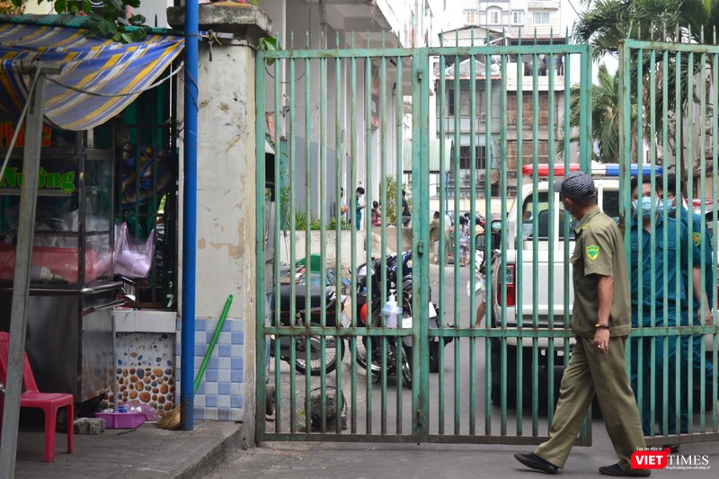 Một chung cư ở TP.HCM bị phong tỏa vào ngày 13/3 do có bệnh nhân nhiễm COVID-19. Ảnh: Nguyễn Trăm