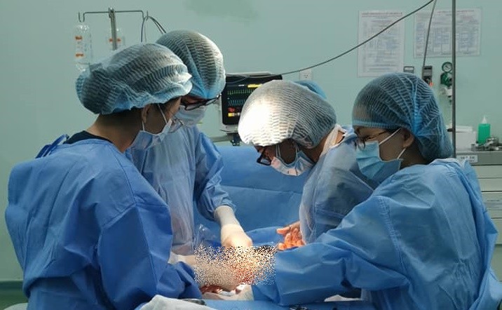 Ê kíp bác sĩ phẫu thuật cấp cứu, mổ lấy em bé. Ảnh: BVCC