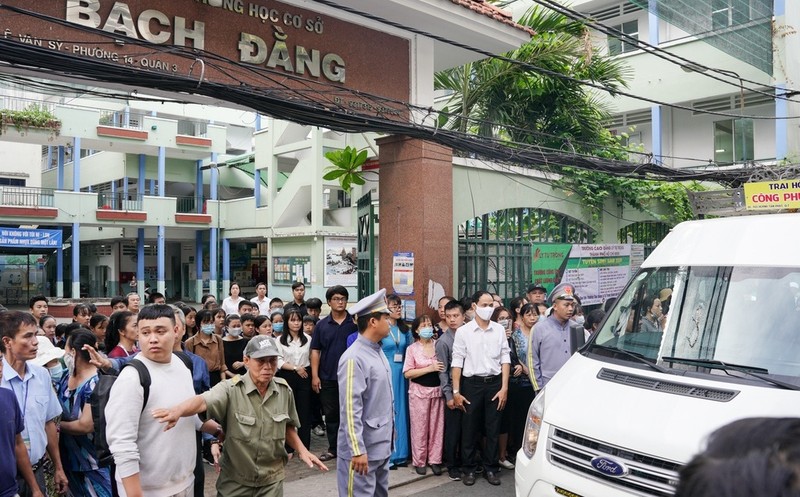 Linh cửu cậu học trò nhỏ được đưa ngang qua trường học. Ảnh: Zing Linh cửu cậu học trò nhỏ được đưa ngang qua trường học. Ảnh: Zing