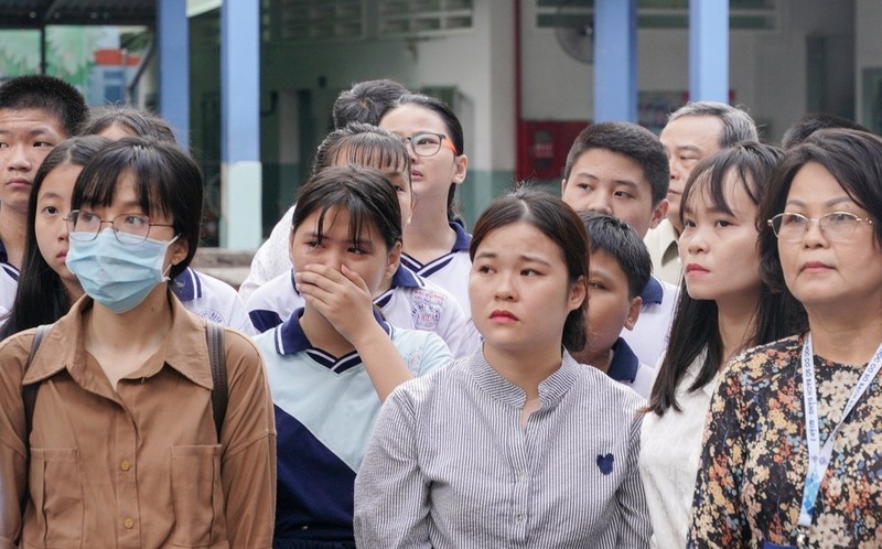 Bạn bè đã bật khóc khi cậu bé "đến trường" lần cuối. Ảnh: Zing Bạn bè đã bật khóc khi cậu bé "đến trường" lần cuối. Ảnh: Zing