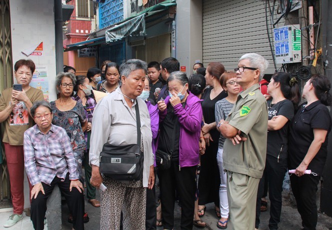 Bà con lối xóm đưa tiễn em Kiên. Ảnh: Tiền Phong Bà con lối xóm đưa tiễn em Kiên. Ảnh: Tiền Phong