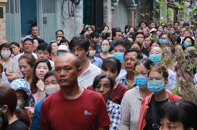 Dòng người tiễn đưa, tiếc thương cậu học trò nhỏ. Ảnh: Zing Dòng người tiễn đưa, tiếc thương cậu học trò nhỏ. Ảnh: Zing