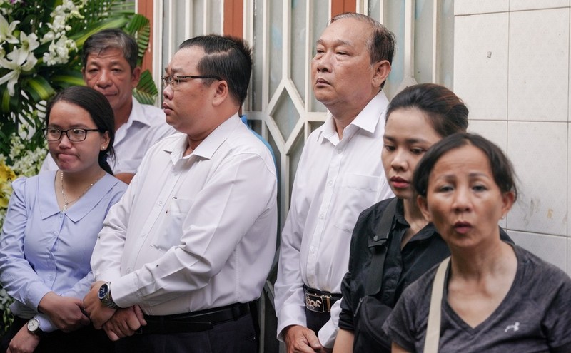 Thầy Nguyễn Vạn Phúc (Hiệu trưởng trường THCS Bạch Đằng) đến nhà cậu học trò từ rất sớm, đứng một góc, khuôn mặt buồn bã. Ảnh: Zing Thầy Nguyễn Vạn Phúc (Hiệu trưởng trường THCS Bạch Đằng) đến nhà cậu học trò từ rất sớm, đứng một góc, khuôn mặt buồn bã. Ảnh: Zing