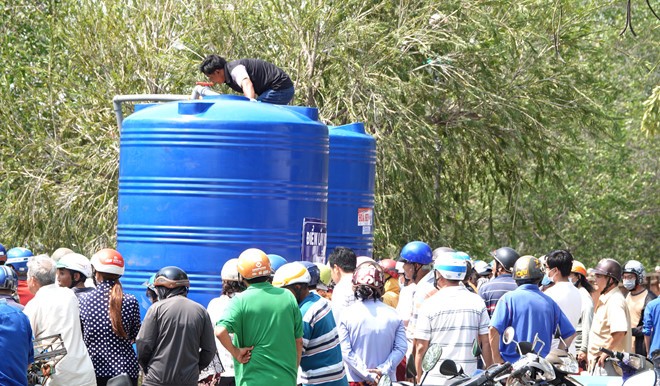 Người dân đổ xô đi lấy nước ngọt về dùng. Ảnh: Thanh Niên
