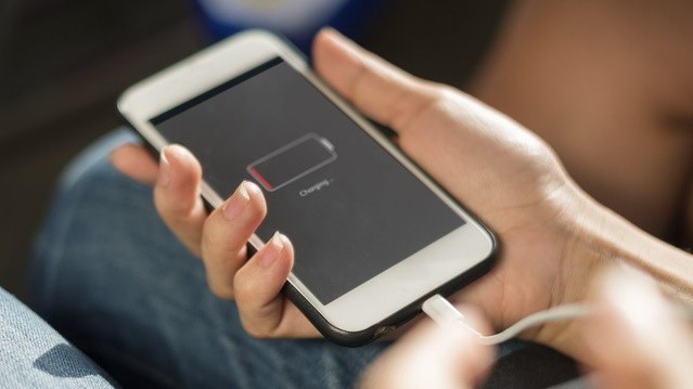 Tai họa khi vừa sạc vừa dùng điện thoại và cách phòng tránh hiệu quả