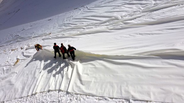 Đầm lầy than bùn là “kẻ phá hoại” hay cứu nguy thế giới khỏi sự nóng lên của khí hậu? ảnh 5 Nước Ý phủ bạt để ngăn sông băng Presena tan chảy