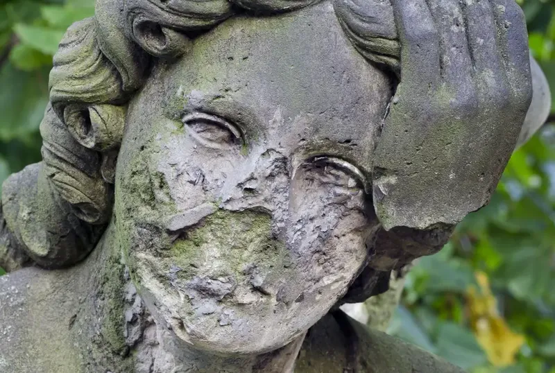 Những tên trộm lấy đi vật phẩm quý giá của các bức tượng, lo sợ sẽ bị các linh hồn trả thù nên đã đập vỡ mũi để các linh hồn chết đi. Ảnh: Internet