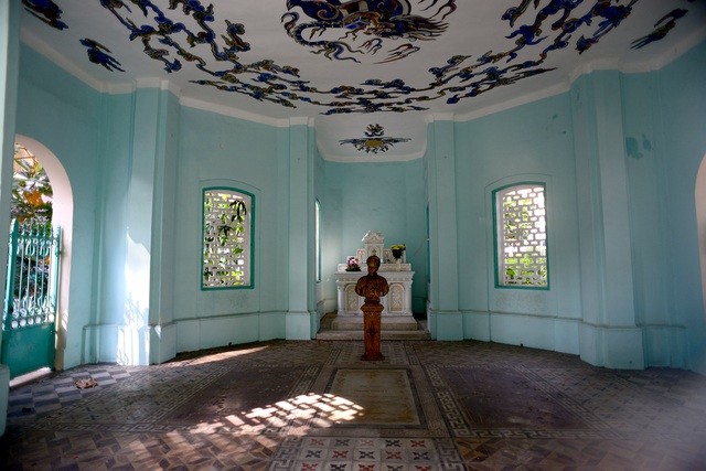 Bên trong nhà mồ là 3 mộ phần được lát bằng phẳng trên nền nhà với 3 tấm đá khác màu. Ảnh: Dân trí