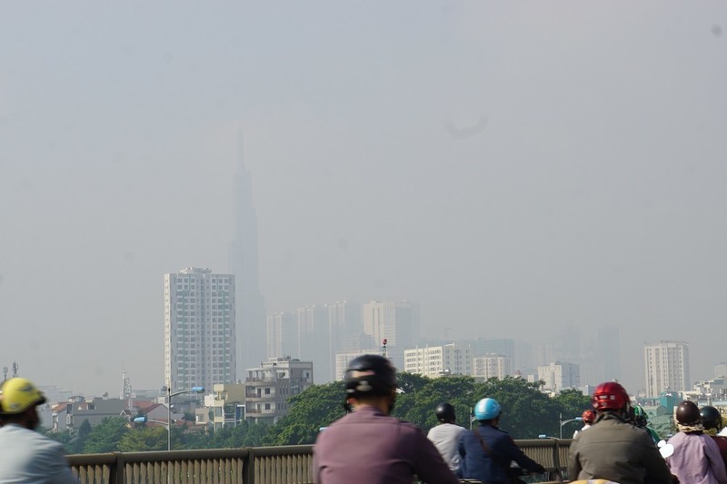 Các cao ốc ở TP.HCM chìm trong mây mù. Ảnh: Vietnamnet