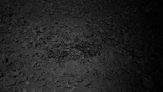 Phát hiện vật chất kỳ lạ sáng lấp lánh ở Mặt Trăng