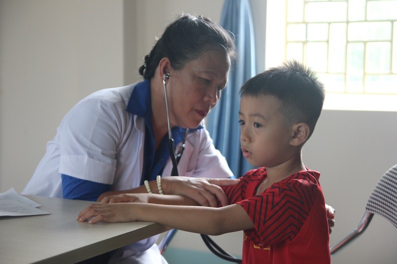 Trẻ em được thăm khám, tư vấn dinh dưỡng. Ảnh: Quỳnh Phạm Trẻ em được thăm khám, tư vấn dinh dưỡng. Ảnh: Quỳnh Phạm