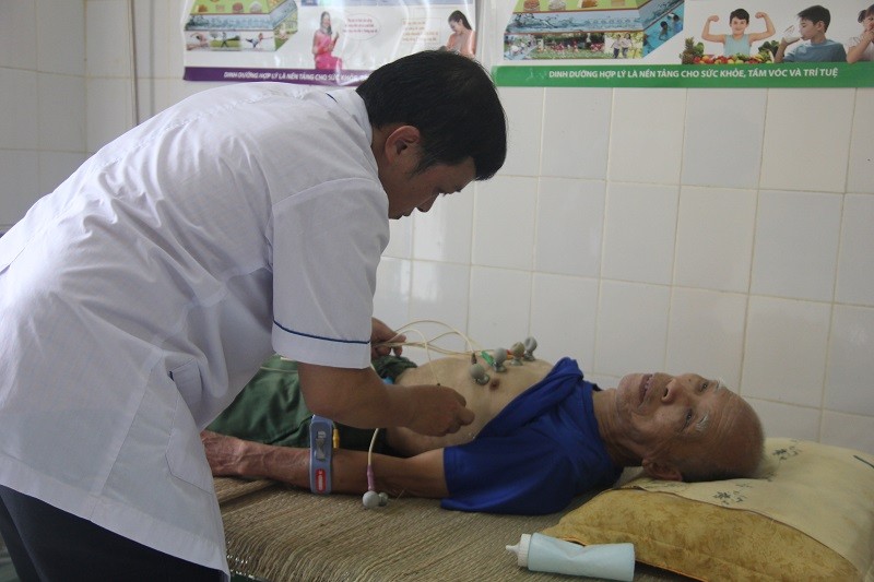Bác sĩ đo điện tim cho người lớn tuổi. Ảnh: Quỳnh Phạm Bác sĩ đo điện tim cho người lớn tuổi. Ảnh: Quỳnh Phạm