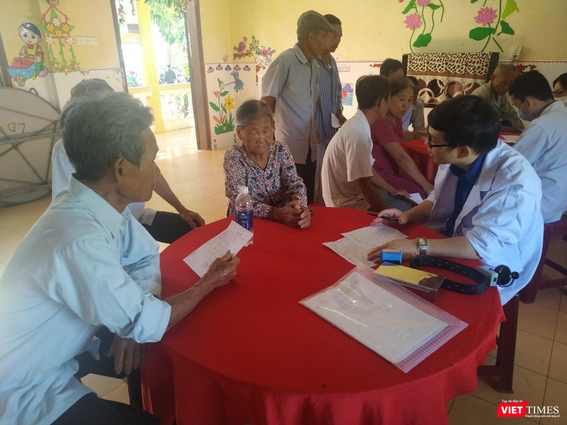 Người lớn tuổi được thăm khám sức khỏe chu đáo