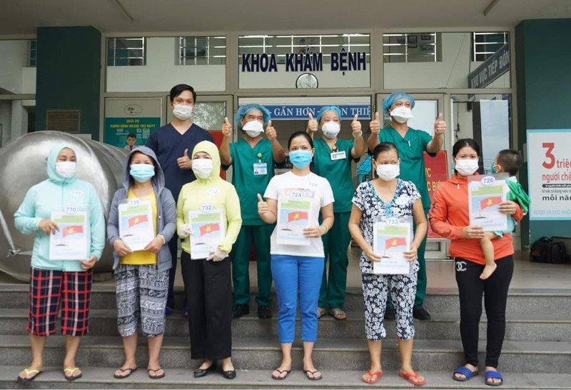 Các bệnh nhân được công bố khỏi bệnh, được Trung tâm Y tế Hòa Vang cho xuất viện vào chiều 18/8. Ảnh: BYT