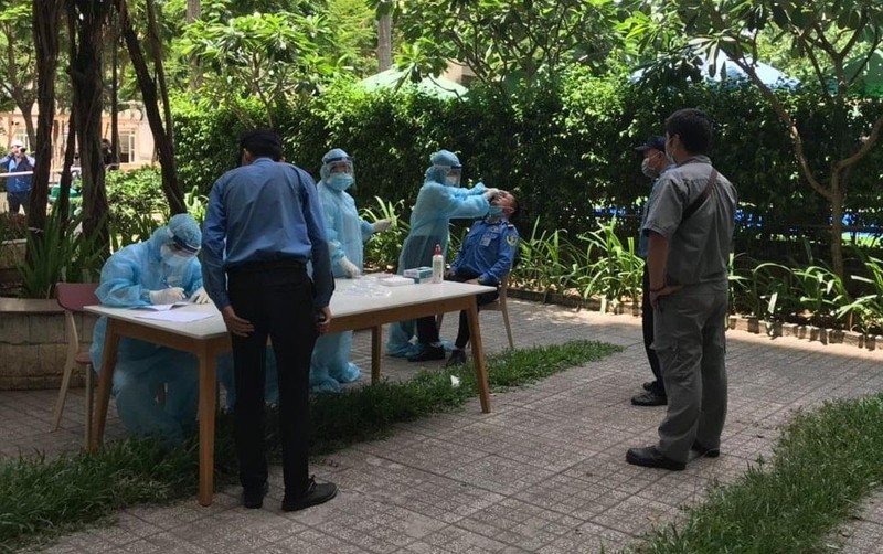 Cơ quan Y tế lấy mẫu xét nghiệm tại chung cư SunView Town. Ảnh: HCDC