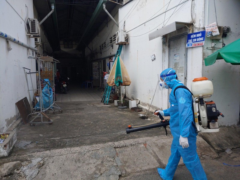 Khử khuẩn tại nơi có ca nghi nhiễm - Ảnh: HCDC