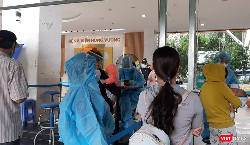 Kiểm soát y tế tại bệnh viện Hùng Vương -TP.HCM. Ảnh: Nguyễn Trăm