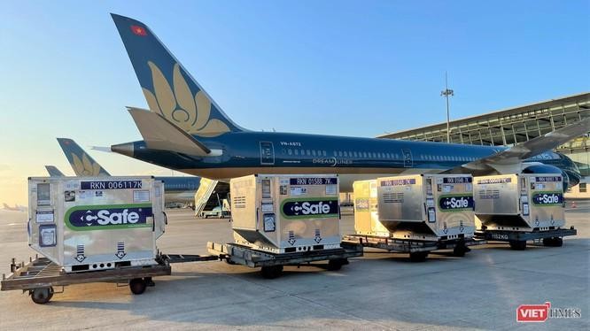 800.000 liều vaccine Covid-19 đã hỏa tốc từ Hà Nội đến TP.HCM ngày hôm qua 17/6, được VNA vận chuyển miễn toàn bộ cước phí (Ảnh: VNA)