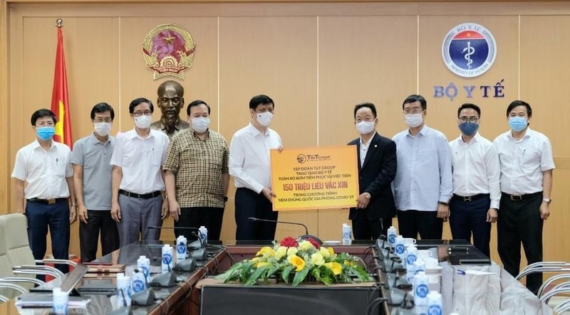 Bộ Y tế tiếp nhận bơm kim tiêm từ T&amp;T Group cho chiến dịch tiêm chủng vắc xin phòng COVID-19. Ảnh: Trần Minh