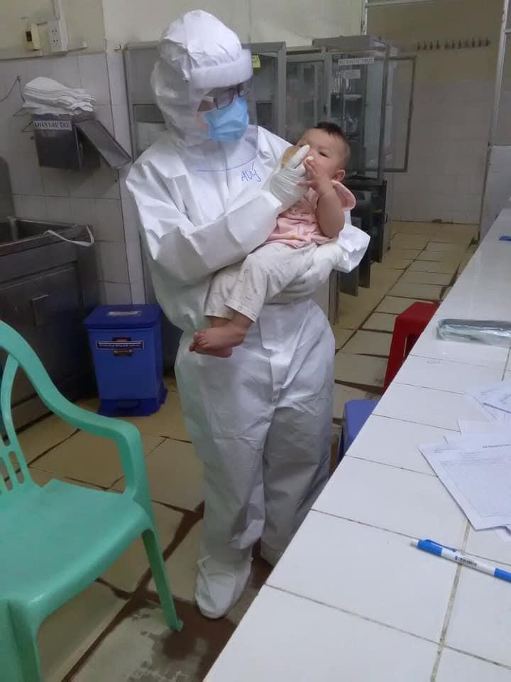 Hình ảnh bác sĩ Thanh Thúy cho em bé nhiễm COVID-19 bú lan tỏa trên mạng xã hội. Ảnh: NVCC