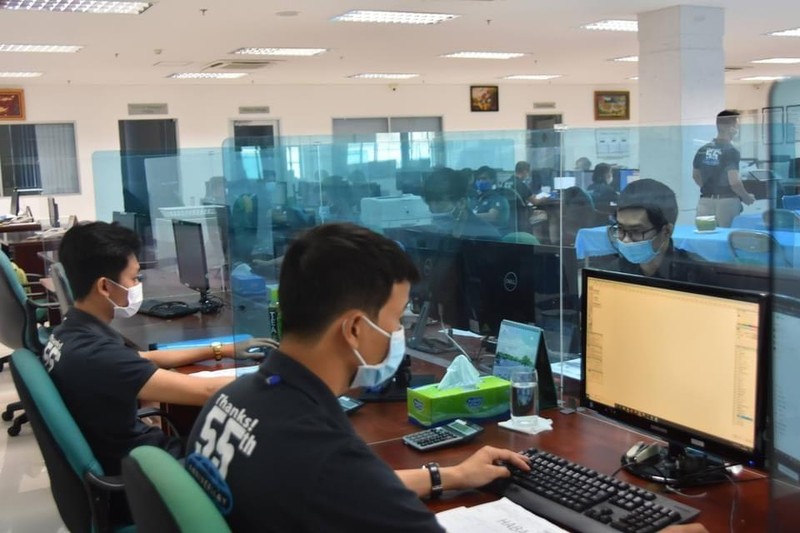 Nơi làm việc của người lao động được ngăn bằng các vách kính. Ảnh: Khôi Nguyễn