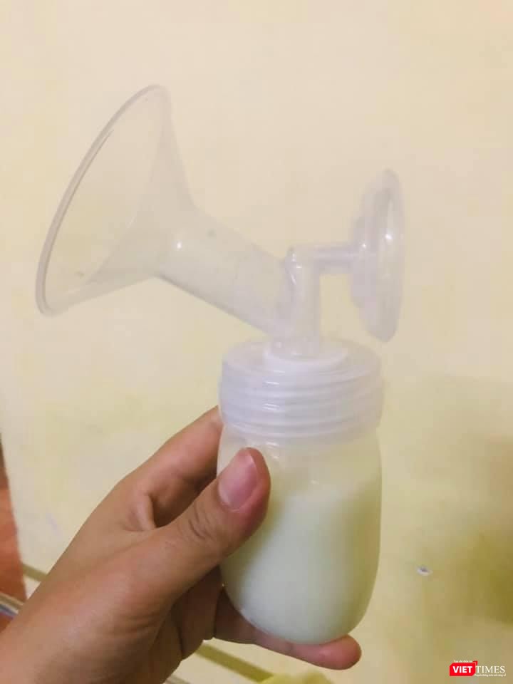 Bác sĩ Thúy vắt sữa sau những ca trực để dành cho em bé mắc bệnh. Ảnh: NVCC