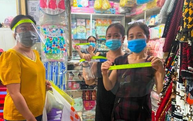 Tiểu thương chợ Hoàng Hoa Thám (quận Tân Bình) được trang bị tấm chắn giọt bắn. Ảnh: VGP/Nguyễn Kim Tiểu thương chợ Hoàng Hoa Thám (quận Tân Bình) được trang bị tấm chắn giọt bắn. Ảnh: VGP/Nguyễn Kim