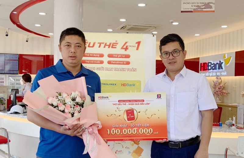 Hình 2_HDBank đã hoàn tất trao giải thưởng đến tận tay khách hàng trúng thưởng trong chương trình “Mở Siêu Thẻ - Nhận Quà Siêu Lớn”.jpeg