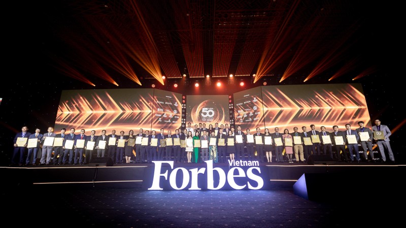 Đại diện BIDV và các doanh nghiệp trong Top 50 công ty niêm yết tốt nhất năm 2023 - ảnh 3 (1).jpg