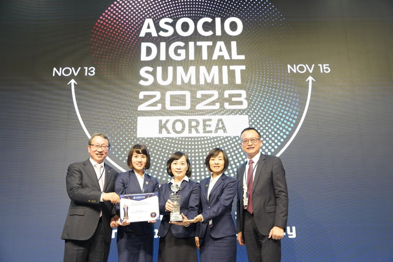 Đại diện BIDV nhận giải Đơn vị chuyển đổi số xuất sắc từ ASOCIO.jpg