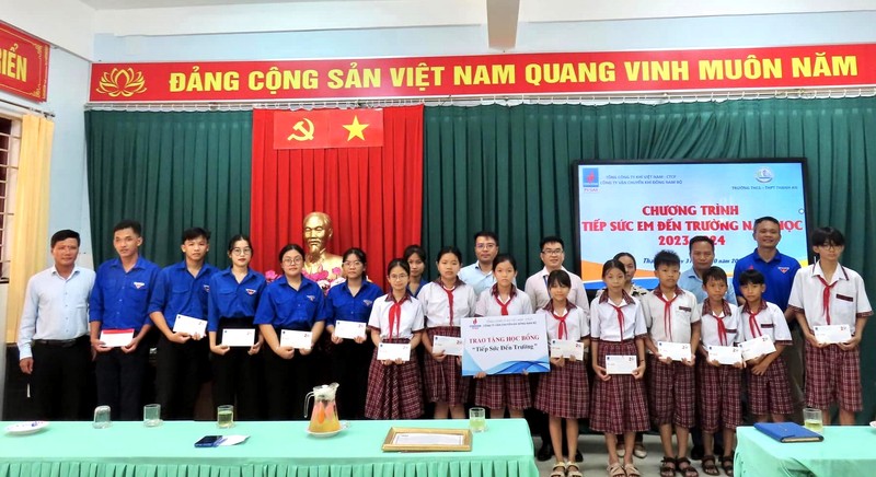 KĐN thường xuyên thực hiện chương trình trao tặng học bổng "Tiếp sức đến trường"