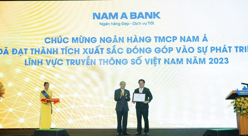 Chủ tịch Hội Truyền thông số Việt Nam Nguyễn Minh Hồng trao Bằng khen cho Nam A Bank đại diện là Phó TGĐ thường trực Trần Khải Hoàn