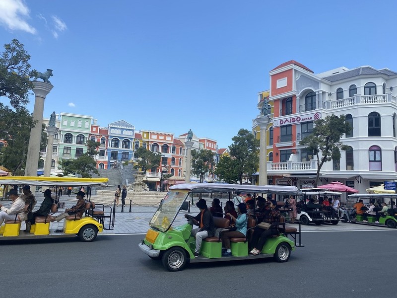 Các đoàn xe tuk tuk, xe buýt điện Vinbus và taxi điện VinFast đưa du khách di chuyển đến những địa điểm check-in nổi tiếng trên quần thể Phú Quốc United Center (Ảnh: Vingroup).